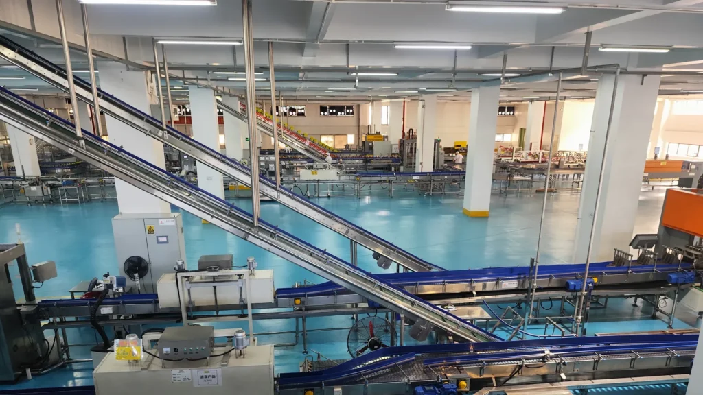 Linha de produção de alimentos e bebidas com esteiras em fábrica